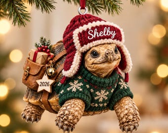 Adorno acrílico personalizado de tortuga con nombre personalizado, gorro de trampero, suéter de copo de nieve, mochila y 2026