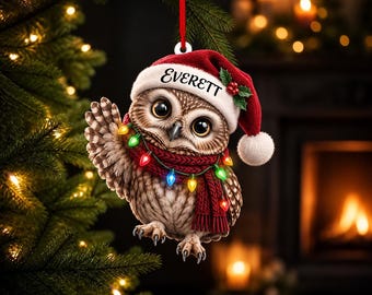Adorno acrílico personalizado de búho saludando con nombre personalizado, gorro de Papá Noel, bufanda y luces navideñas.