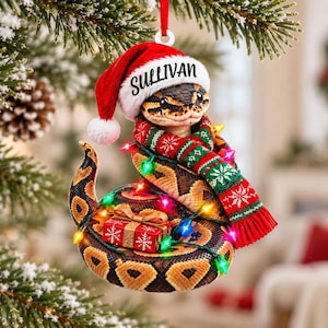 Personalisierter Weihnachtsschmuck aus Acryl mit Königspython-Motiv, individuellem Namen und Weihnachtsmannmütze – das perfekte Geschenk für Schlangenliebhaber