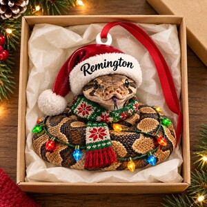 Adorno acrílico personalizado de pitón bola con gorro de Papá Noel, bufanda de punto y luces navideñas. imagen 6