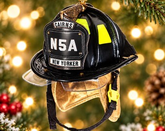 Personalisierter Feuerwehrhelm-Anhänger aus Acryl mit individuellem Namen, Abteilungscode und Standort