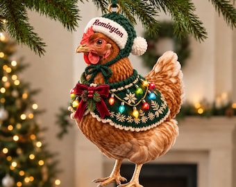 Adorno acrílico personalizado para gallina con nombre personalizado, gorro de punto, capa de copo de nieve, lazo y luces.