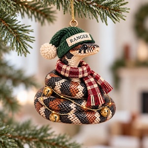 Personalisierter Weihnachtsschmuck aus Acryl in Form einer Milchschlange mit individuellem Namen, Strickmütze und Glöckchen