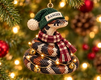 Personalisierte Milchschlangen-Acrylfigur mit individuellem Namen, Strickmütze, kariertem Schal und Lichterkette