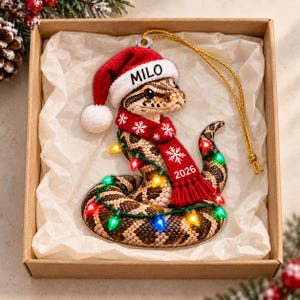 Adorno acrílico personalizado de pitón bola con nombre personalizado, gorro de Papá Noel, bufanda 2026 y luces. imagen 5