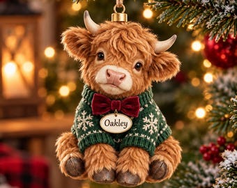 Adorno acrílico personalizado de vaca de las Tierras Altas con nombre personalizado, suéter de copo de nieve verde y lazo de terciopelo.