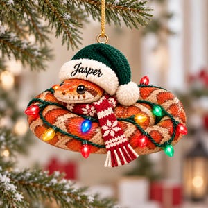 Personalisierte Weihnachtskugel aus Acryl mit Kornnatter, individuellem Namen, grünem Hut und Schal – Geschenk