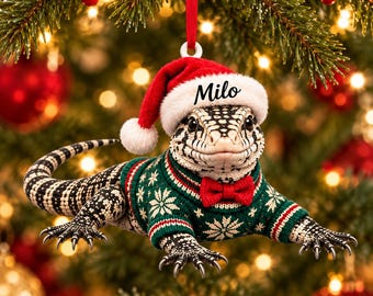 Personalisierte Acrylfigur eines Tegu in Schwarz und Weiß mit individuellem Namen, Weihnachtsmütze, Pullover und Schleife