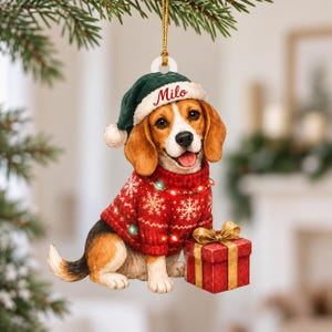 Personlig Beagle-juldekoration med grön tomtehatt och röd snöflingetröja, present till hundälskare
