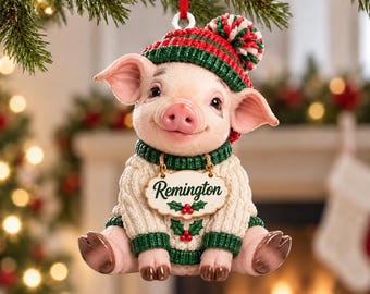 Adorno acrílico personalizado de cerdito con nombre personalizado, gorro con pompón, suéter de punto y acebo.