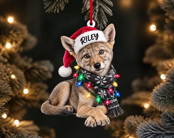 Adorno acrílico personalizado de coyote, gorro de Papá Noel, bufanda de copo de nieve, luces navideñas, nombre personalizado