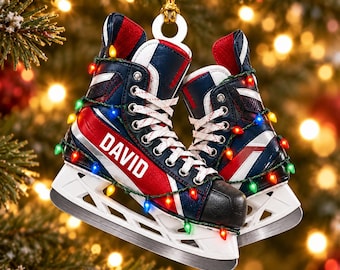 Personalisierter Acryl-Ornament in Form von Eishockeyschuhen mit individuellem Namen und bunten Weihnachtslichtern