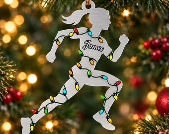 Personalisierte Acrylfigur einer Läuferin mit individuellem Namen und bunten Weihnachtslichtern