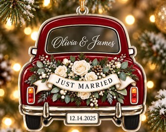 Gepersonaliseerd acryl auto-ornament met de tekst "Just Married", met aangepaste namen en trouwdatum, en een bloemenmotief als aandenken.