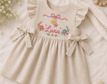 Besticktes Teddybär-Babykleid, personalisiertes Kleinkindkleid mit Wildblumenmuster, individuelles Geburtstagsoutfit für Mädchen, Erinnerungsgeschenk zur Babyparty