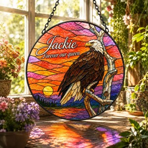 Jackie Bald Eagle Suncatcher, målat glasörnfönsterhänge, Big Bear Eagle kamerafangåva, fågelälskare djurlivsdekor