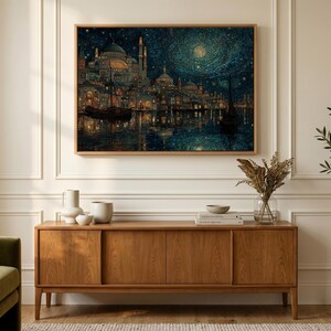 Puede incluir: Una impresión de arte mural rectangular que muestra un cielo nocturno estrellado y oscuro sobre una ciudad costera con arquitectura de cúpulas y minaretes. La escena incluye barcos en el agua que reflejan luces doradas sobre tonos azules.