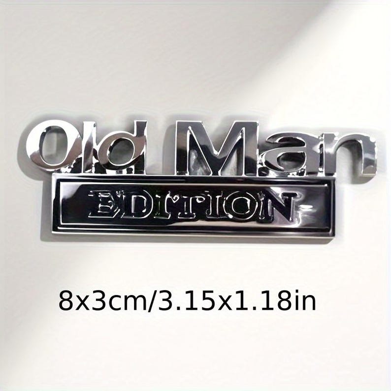 Pu&ograve; includere: Un emblema cromato con la scritta "Old Man Edition". La parola "Edition" &egrave; su una barra rettangolare pi&ugrave; scura sottostante. Misura 8 x 3 cm (3,15 x 1,18 pollici).