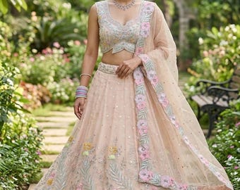 Kremowa lehenga choli z haftem kwiatowym, organza jedwabna z cekinami, pastelowy strój na przyjęcie weselne