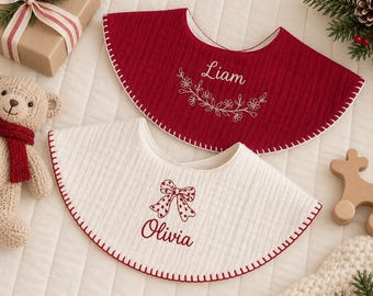 名入れクリスマスベビービブ、名前刺繍入りモスリンよだれかけ、赤ちゃんの初めてのクリスマスギフト、赤白ホリデービブ