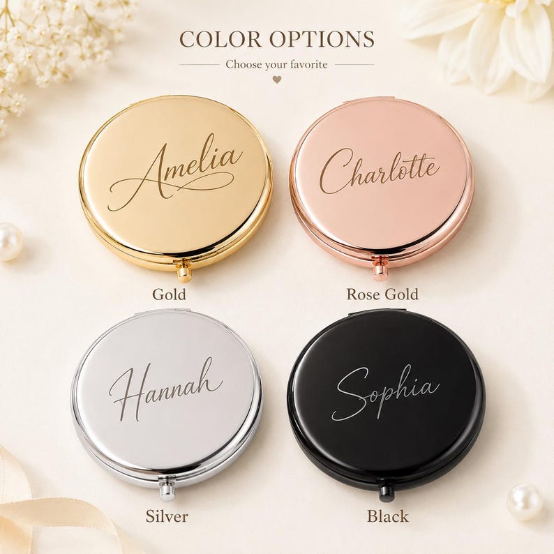 Pu&ograve; includere: Quattro specchietti tascabili rotondi con finiture metalliche in oro, oro rosa, argento e nero. Ogni specchio presenta un nome inciso in corsivo: Amelia, Charlotte, Hannah e Sophia. Il testo COLOR OPTIONS Choose your favorite &egrave; visibile.