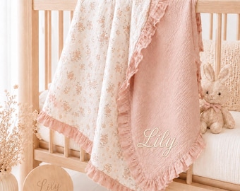 Può includere: Una coperta per neonati double-face con un lato color crema a fantasia floreale e un lato rosa polvere tinta unita con bordo arricciato. Il nome Lily è ricamato in corsivo bianco sulla parte in tessuto rosa tinta unita.