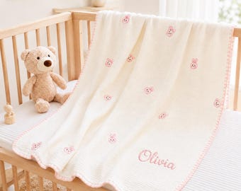 名前入りのうさぎベビーブランケット、刺繍入り4層コットンガーゼブランケット、ピンクのうさぎのベビーシャワーギフト