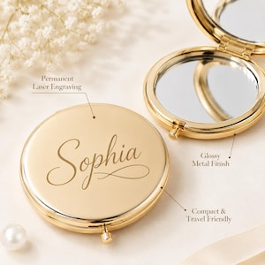 Pu&ograve; includere: Uno specchio da borsa rotondo color oro con finitura metallica lucida. Lo specchio chiuso presenta il nome Sophia in corsivo, applicato tramite incisione laser permanente. Lo specchio aperto mostra una superficie riflettente e una cerniera.