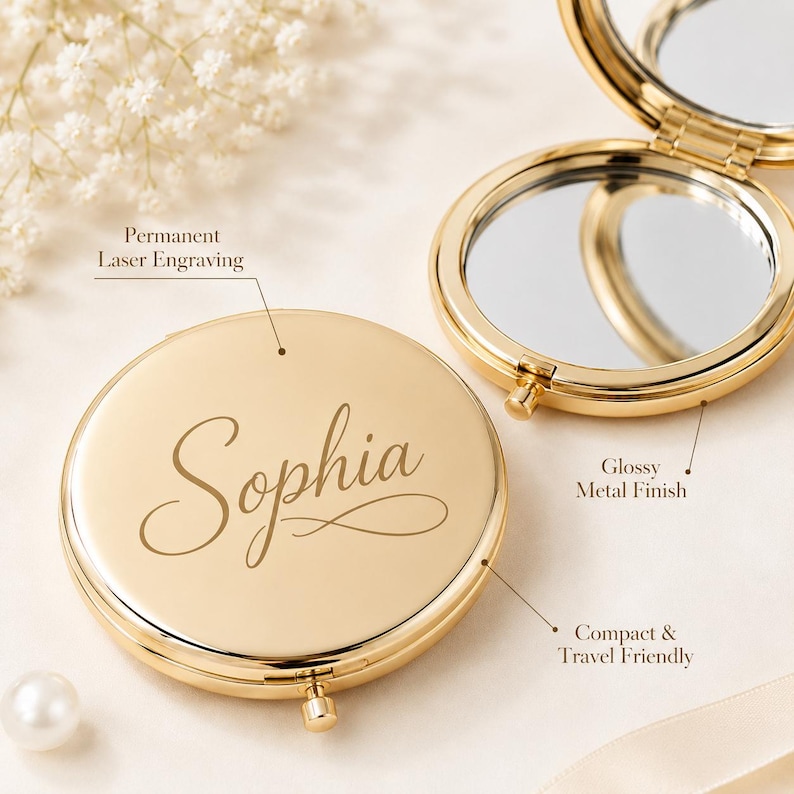Pu&ograve; includere: Uno specchio da borsa rotondo color oro con finitura metallica lucida. Lo specchio chiuso presenta il nome Sophia in corsivo, applicato tramite incisione laser permanente. Lo specchio aperto mostra una superficie riflettente e una cerniera.