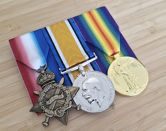 Réplica de tamaño real del trío de medallas de la Primera Guerra Mundial (1914-1918) de Australia ANZAC, montadas para lucir.