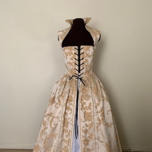 Vestido de novia renacentista de fantasía dorado champán para Halloween. Envío rápido. Elige tu talla, ¡a medida! También disponible en azul o blanco.