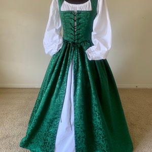 Puede incluir: Un vestido de estilo renacentista verde y blanco con un corpi&ntilde;o con cordones y una falda completa. El vestido tiene un estampado floral y est&aacute; hecho de una tela suave y fluida.