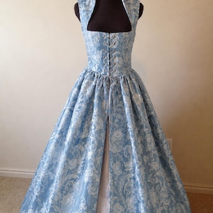 Vestido de gala estilo renacentista en azul pálido y blanco, confeccionado especialmente para ti. ¡También disponible en rosa o azul marino!