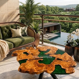 Unregelmäßiger Couchtisch aus grünem, mit Epoxidharz beschichtetem Holz mit Baumkante, modernes handgefertigtes Möbelstück