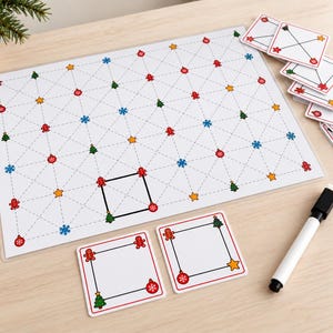 Puede incluir: Un tablero de juego rectangular blanco con una cuadrícula de líneas discontinuas que conectan iconos de hombres de jengibre, árboles de Navidad, estrellas, copos de nieve y adornos. Incluye un mazo de cartas cuadradas, dos cartas individuales y un marcador negro borrable.
