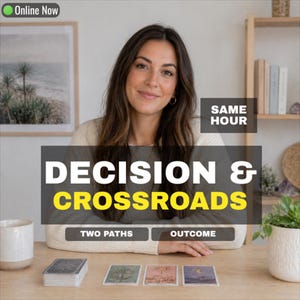 Può includere: Una persona con lunghi capelli castani e un maglione beige siede a un tavolo di legno con tre carte dei tarocchi disposte e un mazzo di carte. Le scritte sovrapposte recitano Online Now, SAME HOUR, DECISION & CROSSROADS, TWO PATHS, OUTCOME.