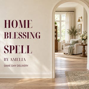 Op de afbeelding: Een muur met de donkerrode tekst HOME BLESSING SPELL BY AMELIA SAME DAY DELIVERY. Door een boogvormige deuropening is een lichte kamer zichtbaar met een beige fauteuil, een groene deken, een houten bijzettafel en een plant in een pot.