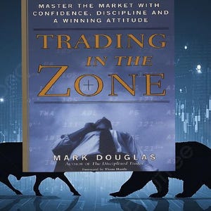 Op de afbeelding: Een boek getiteld Trading in the Zone van Mark Douglas met een blauwe kaft, een persoon in overhemd en das, gouden letters en de ondertitel Master the Market with Confidence, Discipline and a Winning Attitude tegen een achtergrond van een beursgrafiek.