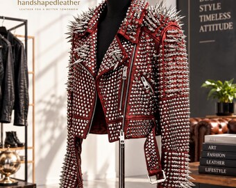 Giacca da motociclista in pelle rossa fatta a mano, cappotto punk rock con borchie, abbigliamento personalizzato per festival.