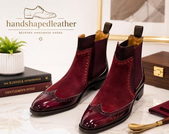 Bordeauxrode Chelsea boots voor heren – Handgemaakte enkellaarsjes van suède en leer, luxe geklede laars.