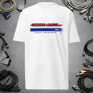 Vit t-shirt med System Stall, t-shirt med cyberpunk-felkod, vit topp med glitchgrafik, dystopisk alternativ streetwear, industriellt estetiska kläder