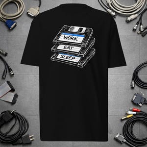 T-shirt « Défaillance du système » style cyberpunk, pile de disquettes, vêtements techniques, t-shirt « Work Eat Sleep », vêtements sombres, haut rétro industriel et technique, bruit