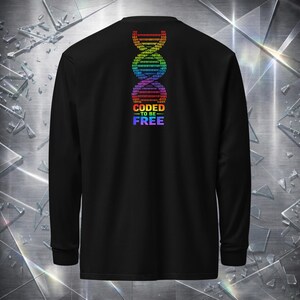 T-shirt à manches longues « Coded To Be Free Pride », style techwear à la fluidité binaire, graphisme dystopique LGBTQ+, esthétique cyberpunk, pièce à superposer dans un style industriel.