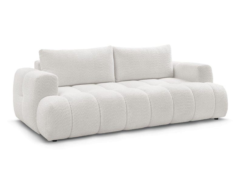 Op de afbeelding: Een witte, pluche bank met een modern design. De bank heeft een gecapitonneerde zitting en rugleuning, met twee grote rugkussens en afgeronde armleuningen. De stof heeft een getextureerde, boucl&eacute;-uitstraling.