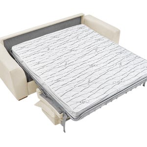 Peut inclure: Un canap&eacute;-lit beige avec un matelas d&eacute;pliable. Le matelas est blanc avec un motif de vagues grises. Le canap&eacute; a une forme rectangulaire avec des accoudoirs. Le cadre est en m&eacute;tal.