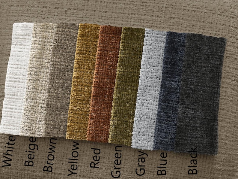 Peut inclure: Une palette d'&eacute;chantillons de tissu dans les couleurs blanc, beige, marron, jaune, rouge, vert, gris, bleu et noir. Les noms des couleurs sont imprim&eacute;s en dessous. Le tissu a un aspect textur&eacute; et tiss&eacute;.