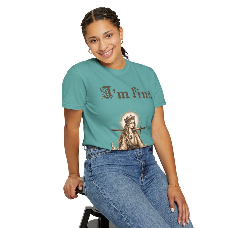 Camiseta "Estoy bien" con humor negro y sarcástico. Camiseta con meme sobre salud mental. Regalo estético con el que te identificarás. Seafoam