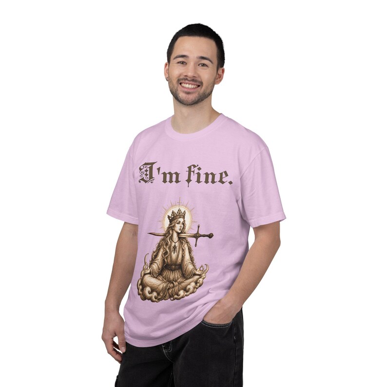 Camiseta "Estoy bien" con humor negro y sarcástico. Camiseta con meme sobre salud mental. Regalo estético con el que te identificarás. Orchid