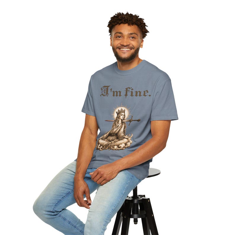 Camiseta "Estoy bien" con humor negro y sarcástico. Camiseta con meme sobre salud mental. Regalo estético con el que te identificarás. Blue Jean