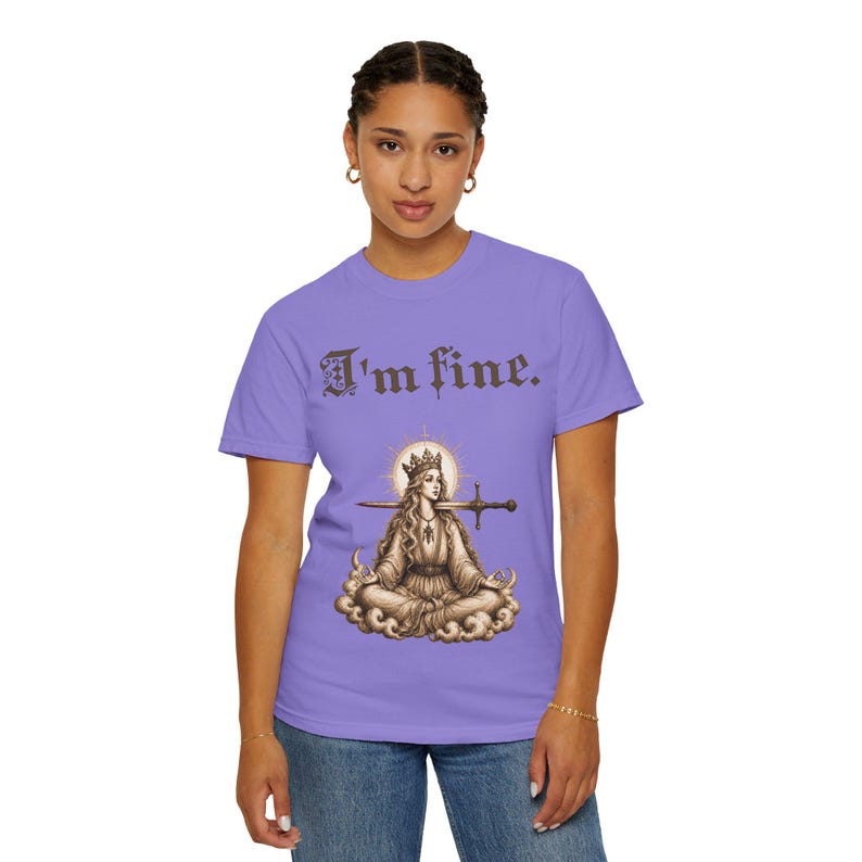 Camiseta "Estoy bien" con humor negro y sarcástico. Camiseta con meme sobre salud mental. Regalo estético con el que te identificarás. Violet